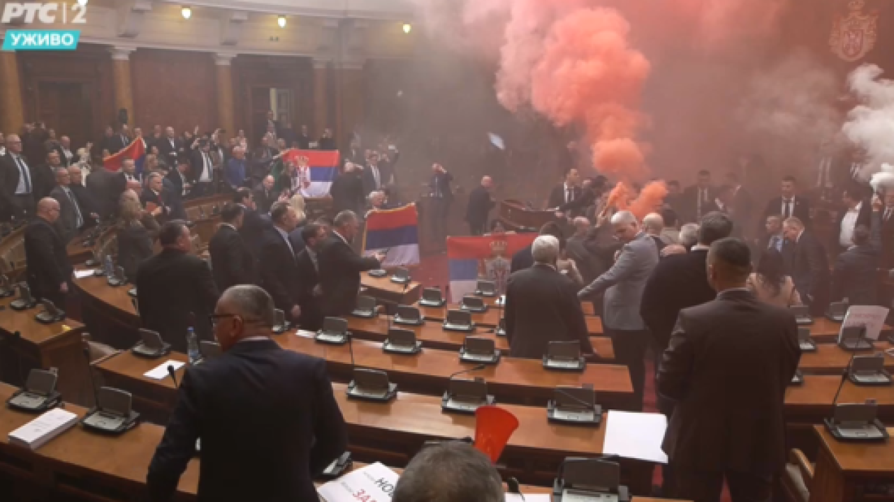 Prosvjednici jajima gađali srpski parlament. Ostavili poruku na stepenicama