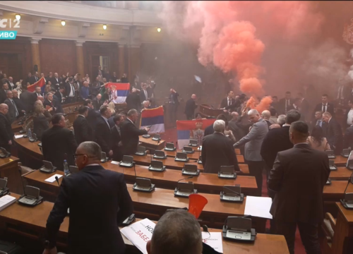 Prosvjednici jajima gađali srpski parlament. Ostavili poruku na stepenicama