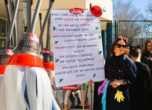 Fotografija 9 - Vesela atmosfera: Velikoj maškaranoj povorci u Kninu pridružili se svi uzrasti