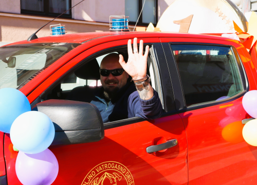 Fotografija 10 - Vesela atmosfera: Velikoj maškaranoj povorci u Kninu pridružili se svi uzrasti