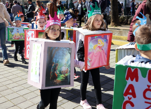 Fotografija 23 - Vesela atmosfera: Velikoj maškaranoj povorci u Kninu pridružili se svi uzrasti