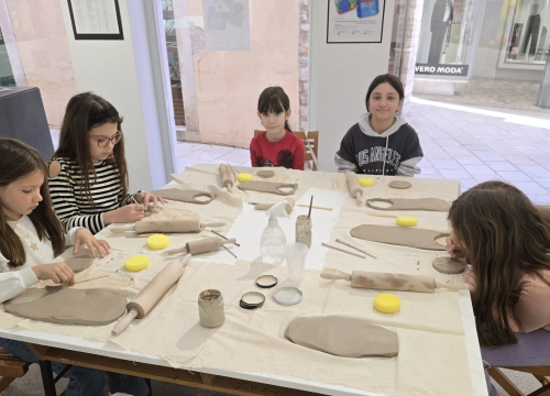 Fotografija 5 - Mali kipari: Školarci iz Unešića izrađivali predmete s motivima katedrale sv. Jakova