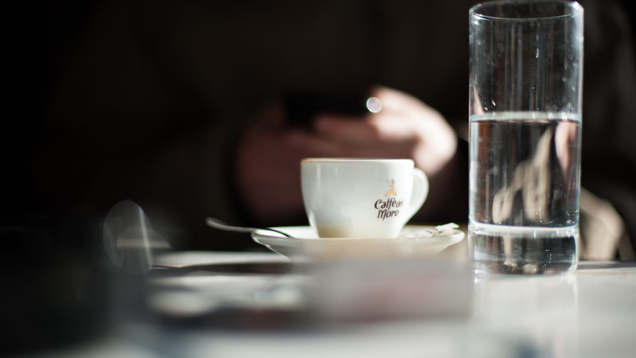 Znate li zašto u kafiću dobijete čašu vode uz kavu? Izvorno nije bila za piće