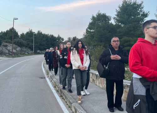 Fotografija 4 - Vjernici župe Svetog Jeronima okupili su se u molitvi križnog puta