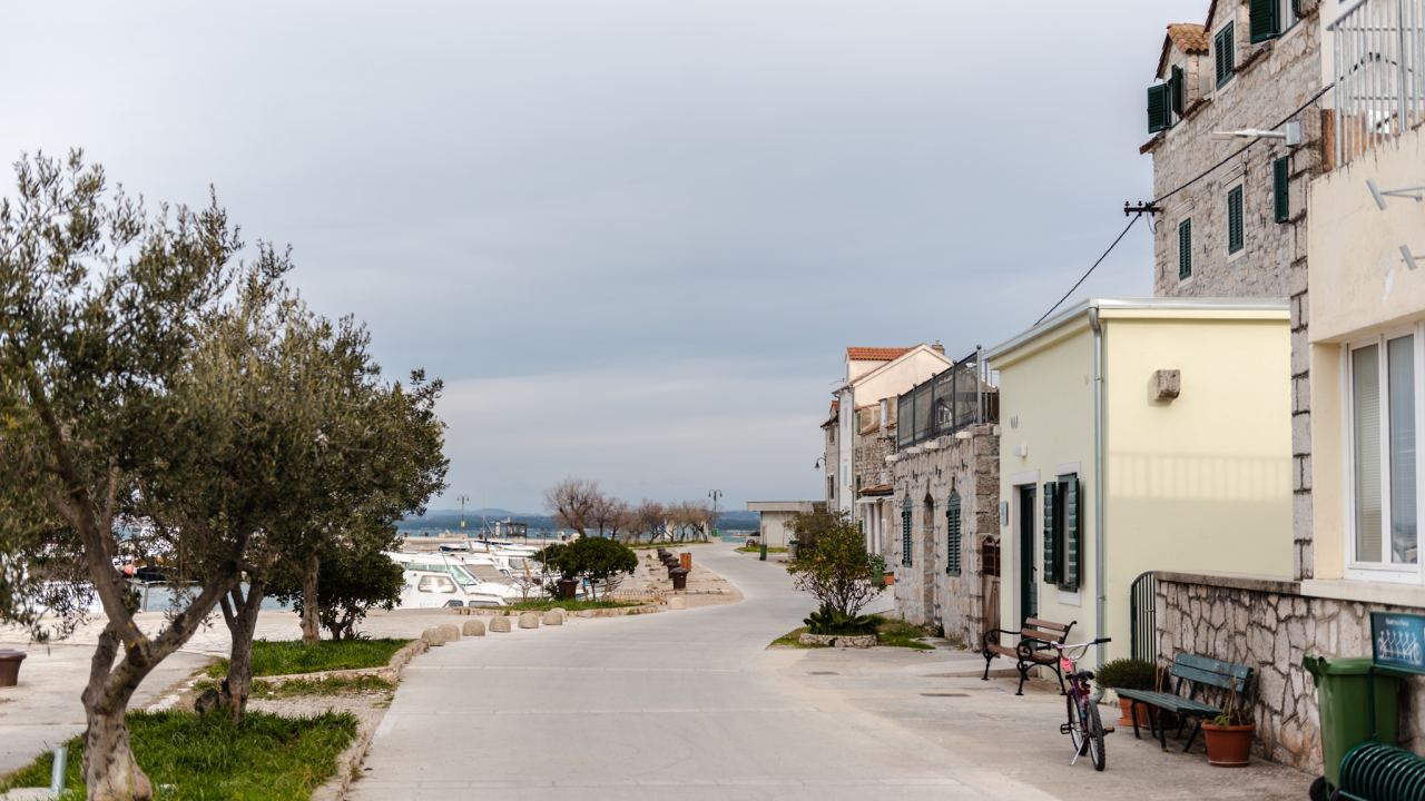 Iskoristila nepažnju 67-godišnjakinje: Žena (44) na zlarinskoj plaži prošlog ljeta ukrala mobitel