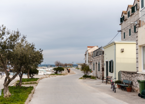 Iskoristila nepažnju 67-godišnjakinje: Žena (44) na zlarinskoj plaži prošlog ljeta ukrala mobitel