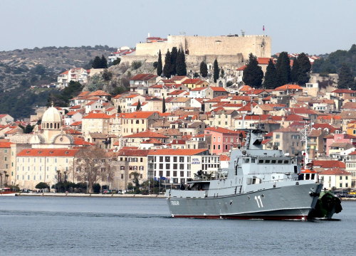 Slovenski ratni brod dotegljen na remont u Šibenik