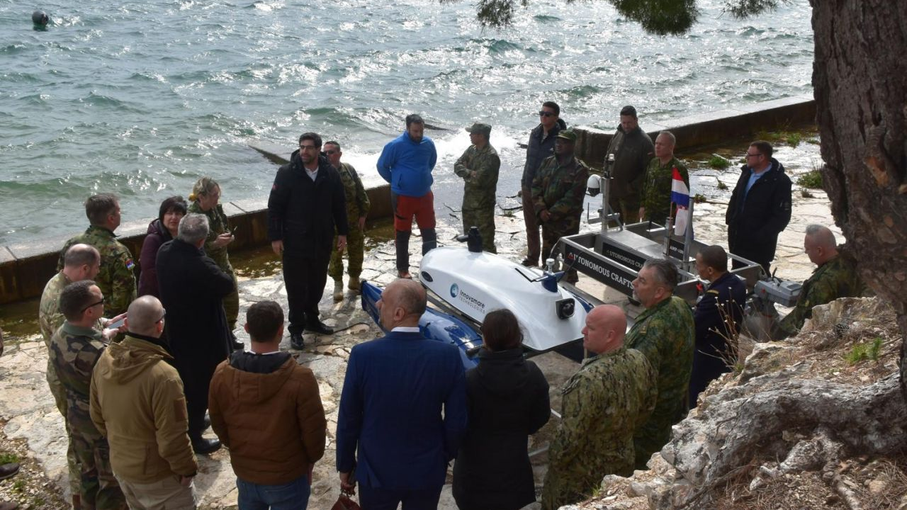 Župan Jelić i vojna izaslanstva na Martinskoj: Predstavljeno plovilo nazvano u čast šibenskog inovatora