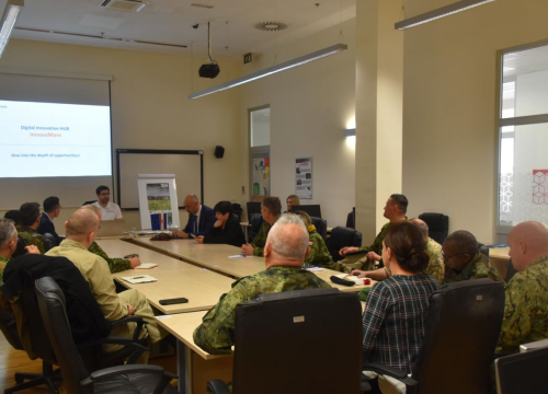 Fotografija 4 - Župan Jelić i vojna izaslanstva na Martinskoj: Predstavljeno plovilo nazvano u čast šibenskog inovatora
