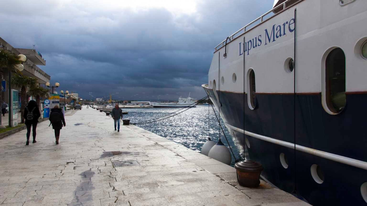 Zbog nepovoljnih vremenskih uvjeta ne vozi brod prema Zlarinu i Prviću