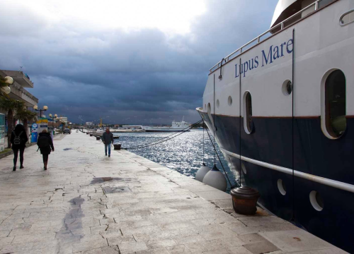 Zbog nepovoljnih vremenskih uvjeta ne vozi brod prema Zlarinu i Prviću