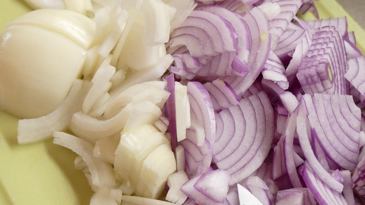 Plačete dok režete luk? Postoje razni trikovi, ali ovaj je najbolji