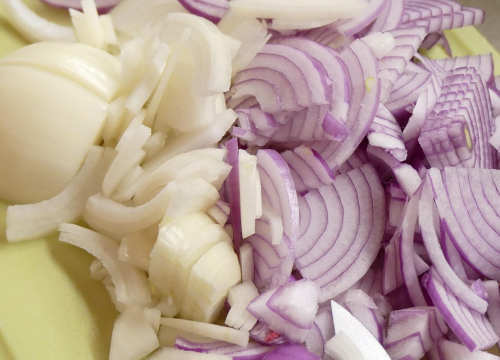 Plačete dok režete luk? Postoje razni trikovi, ali ovaj je najbolji