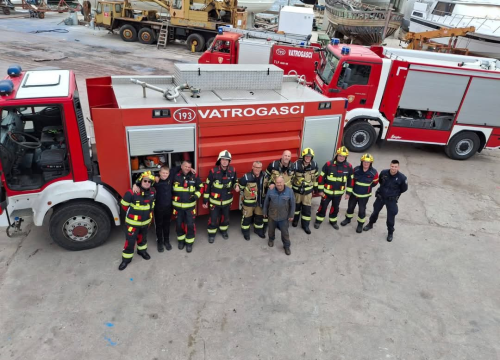 Fotografija 9 - Vodički i tišnjanski vatrogasci gasili požar broda na Murteru