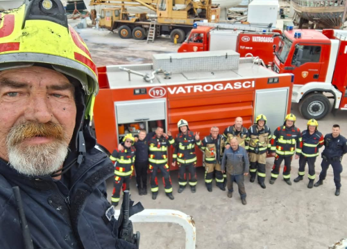 Fotografija 6 - Vodički i tišnjanski vatrogasci gasili požar broda na Murteru