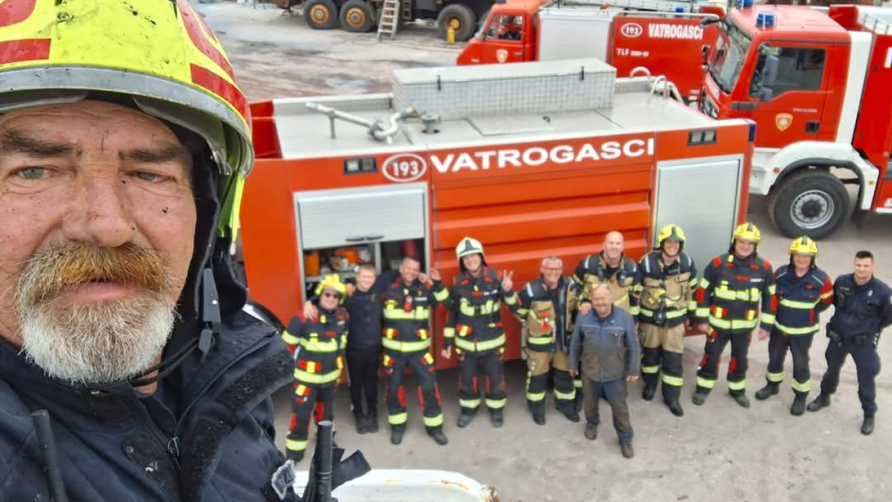 Vodički i tišnjanski vatrogasci gasili požar broda na Murteru