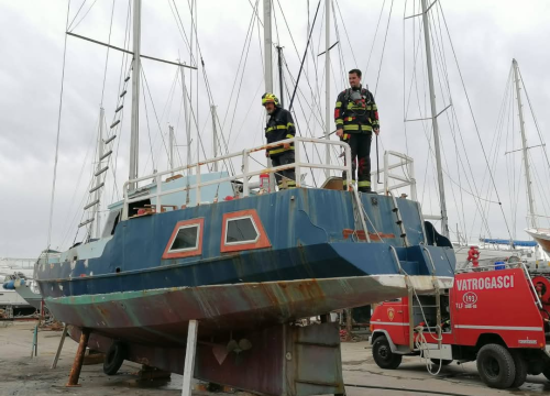 Fotografija 1 - Vodički i tišnjanski vatrogasci gasili požar broda na Murteru