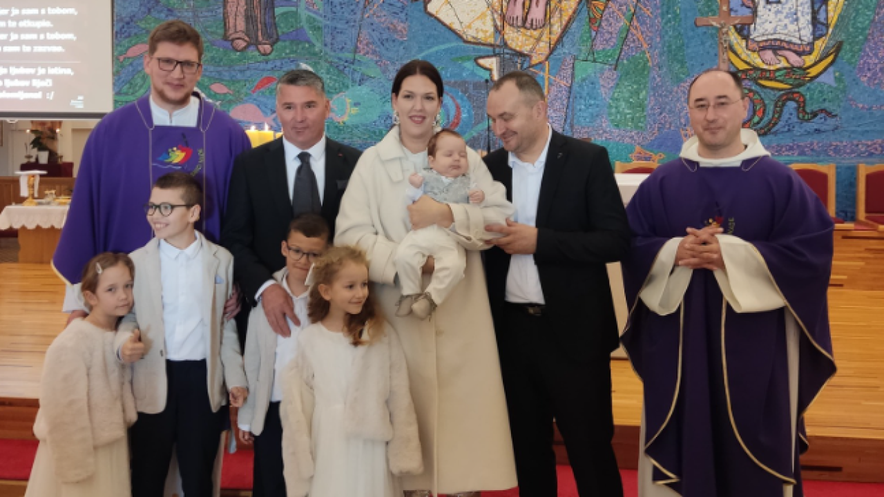 Na Šubićevcu kršteno peto dijete obitelji Fakčević, misu predvodio djetetov ujak