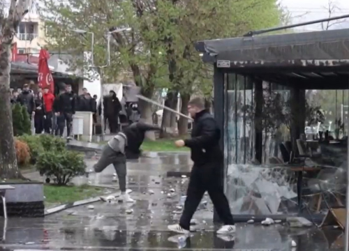 Neredi u Makedoniji: Prosvjednici uništili kafić vlasnika noćnog kluba u kojem je poginulo 59 osoba