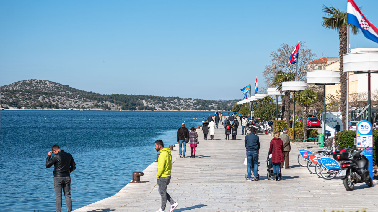Subota razmjerno stabilna i topla, ujutro bura