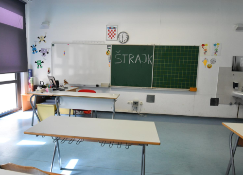Velika većina nastavnika u šibenskim srednjim školama odazvala se štrajku, nastave nema, učenici ostali kući