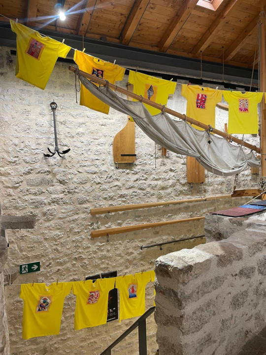 Školarci iz Tisnog i Murtera oslikanim majicama donijeli radost u betinski muzej