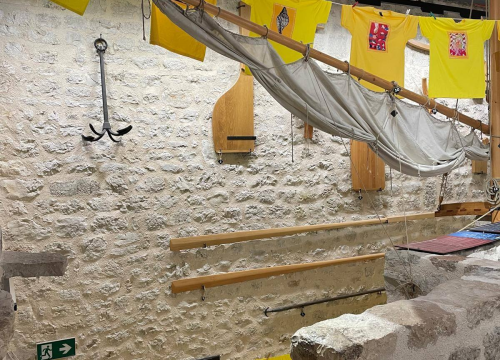 Fotografija 3 - Školarci iz Tisnog i Murtera oslikanim majicama donijeli radost u betinski muzej