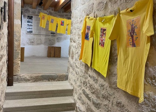 Fotografija 2 - Školarci iz Tisnog i Murtera oslikanim majicama donijeli radost u betinski muzej