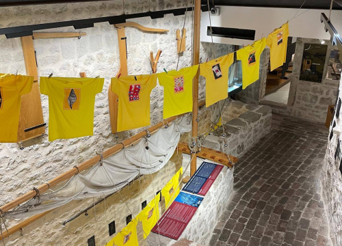 Fotografija 4 - Školarci iz Tisnog i Murtera oslikanim majicama donijeli radost u betinski muzej