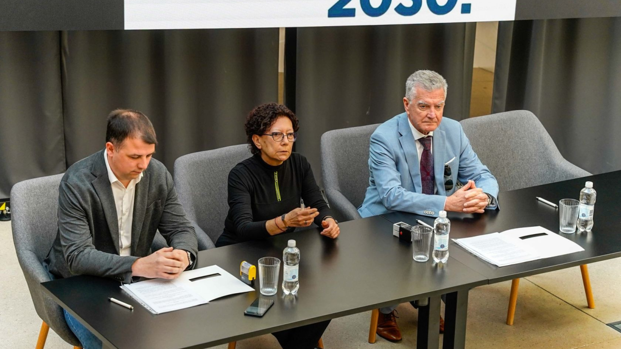 Željko Burić, ravnatelj Gimnazije i ravnateljica Nacionalne zaklade potpisali sporazum o suradnji