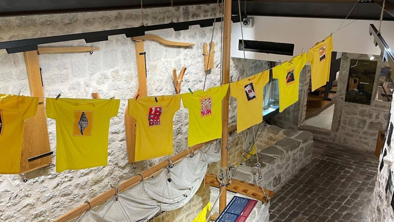 Školarci iz Tisnog i Murtera oslikanim žutim majicama donijeli radost u betinski muzej