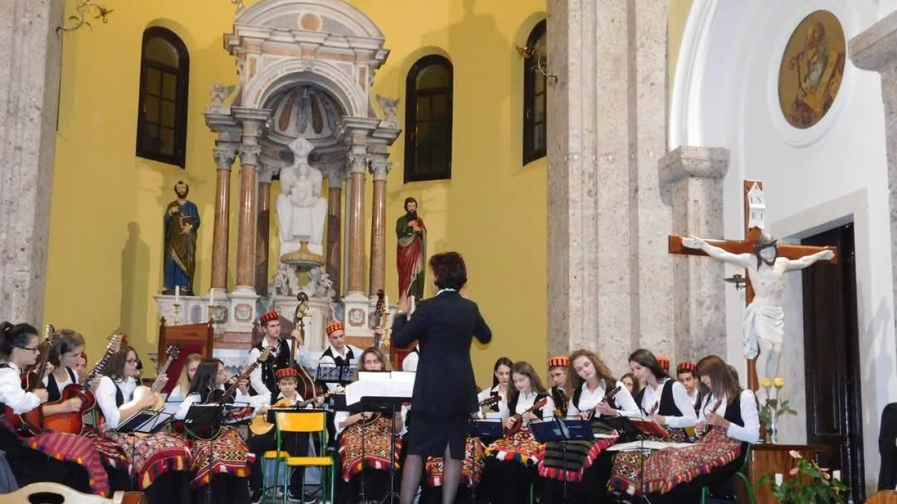 Drniški tamburaši oprostili se od svoje mentorice Milke Tomić: 'Njezina ostavština živjet će kroz sve nas'