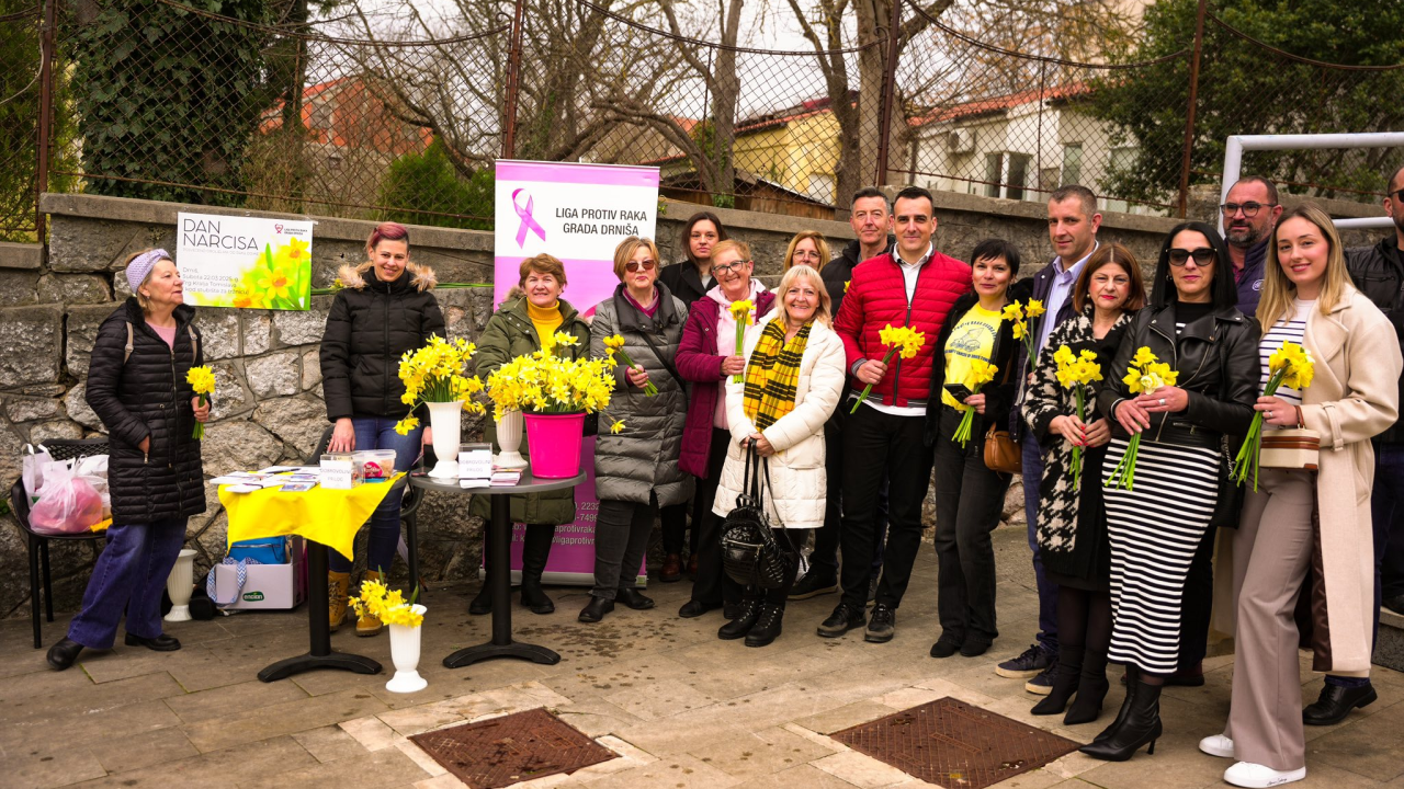 Dan narcisa obilježen i u Drnišu: 'Mnoge sugrađanke donijele bukete iz svojih vrtova'