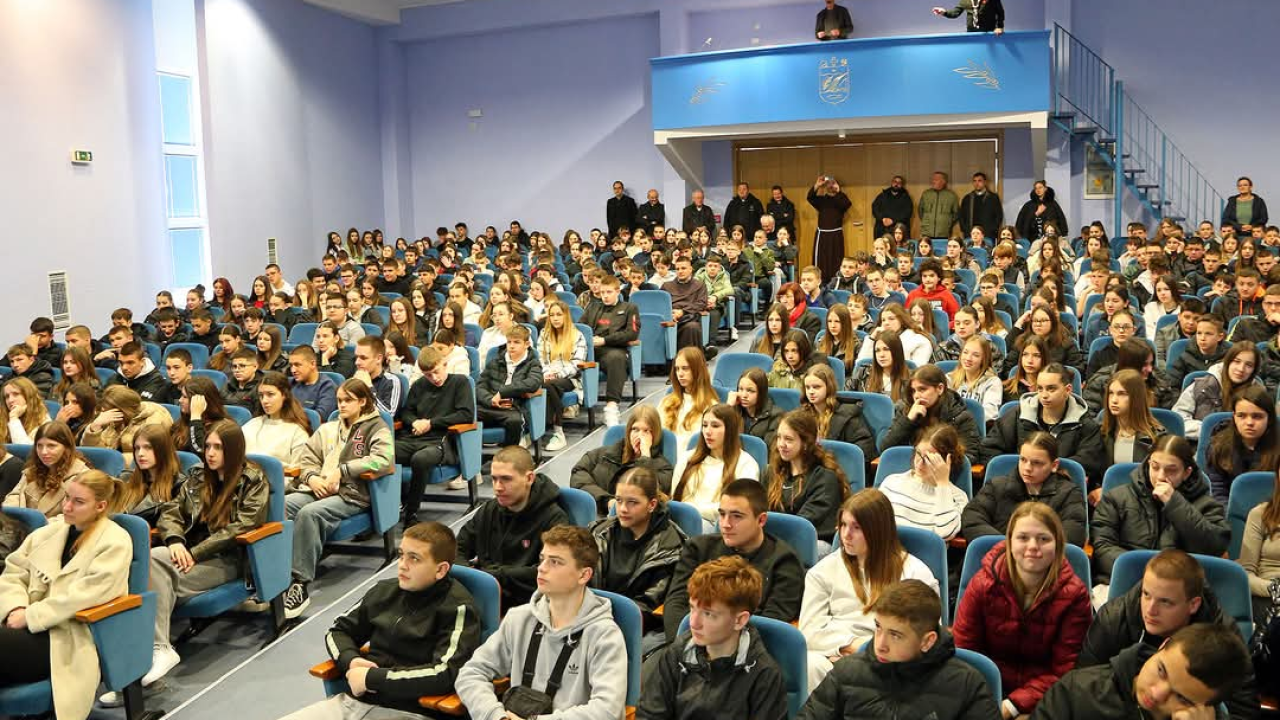 Više od 350 krizmanika Šibenske biskupije na susretu u Katoličkoj školi