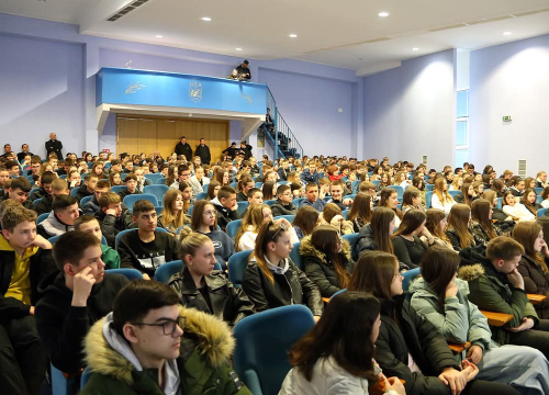 Fotografija 7 - Više od 350 krizmanika Šibenske biskupije okupili se na susretu u Katoličkoj školi