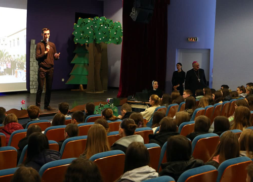 Fotografija 5 - Više od 350 krizmanika Šibenske biskupije okupili se na susretu u Katoličkoj školi