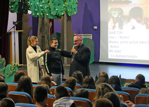 Fotografija 4 - Više od 350 krizmanika Šibenske biskupije okupili se na susretu u Katoličkoj školi