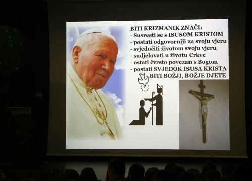 Fotografija 2 - Više od 350 krizmanika Šibenske biskupije okupili se na susretu u Katoličkoj školi