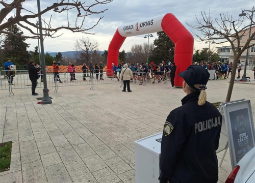 Fotografija 3 - Policajci i policajke na drniškom 'Promina trailu' promovirali svoje zanimanje