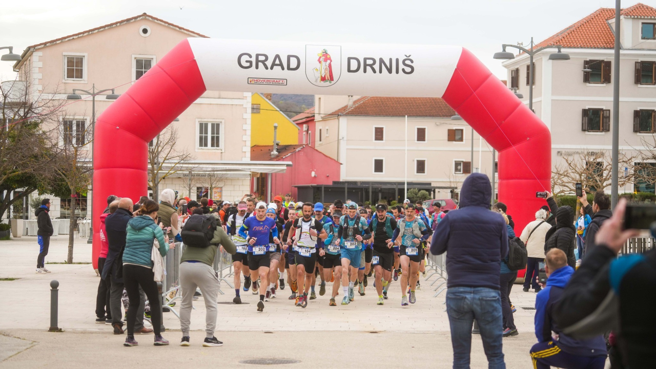 Ni kiša ni vjetar nisu zaustavilii rekordan broj trkača na jučerašnjem Promina trailu 2025.