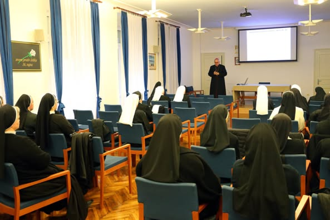 Održan korizmeni susret redovnica i biskupa Tomislava Rogića u Šibeniku