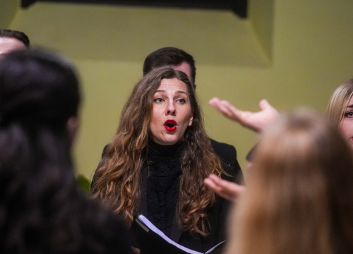 Fotografija 6 - Pučki pivači KBF-a korizmenim napjevima u drniškoj Gospi od Ružarija očarali prisutne