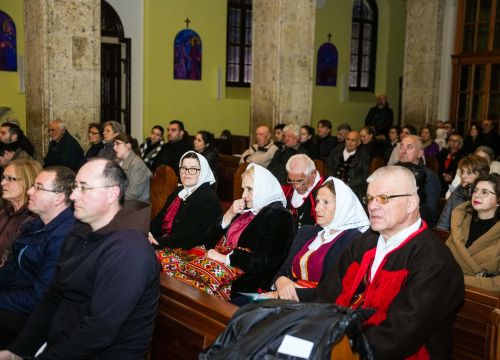 Fotografija 21 - Pučki pivači KBF-a korizmenim napjevima u drniškoj Gospi od Ružarija očarali prisutne