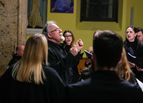 Fotografija 7 - Pučki pivači KBF-a korizmenim napjevima u drniškoj Gospi od Ružarija očarali prisutne