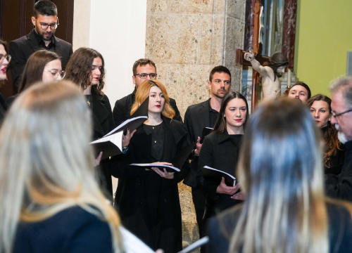 Fotografija 15 - Pučki pivači KBF-a korizmenim napjevima u drniškoj Gospi od Ružarija očarali prisutne