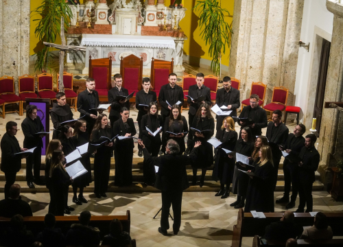 Pučki pivači KBF-a korizmenim koncertom u drniškoj Gospi od Ružarija očarali prisutne