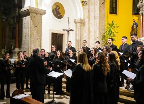 Fotografija 8 - Pučki pivači KBF-a korizmenim napjevima u drniškoj Gospi od Ružarija očarali prisutne