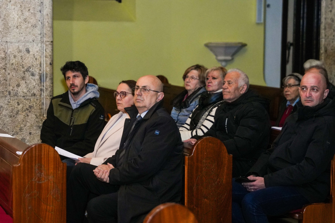 Pučki pivači KBF-a korizmenim napjevima u drniškoj Gospi od Ružarija očarali prisutne