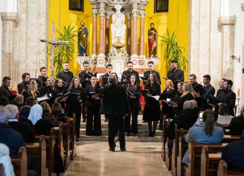 Fotografija 12 - Pučki pivači KBF-a korizmenim napjevima u drniškoj Gospi od Ružarija očarali prisutne