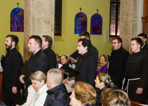 Fotografija 17 - Pučki pivači KBF-a korizmenim napjevima u drniškoj Gospi od Ružarija očarali prisutne